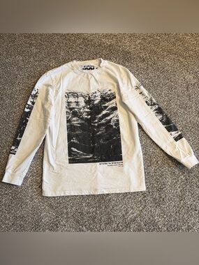 Cool Shirtz - White Long-Sleeve Iceland Graphic Tee